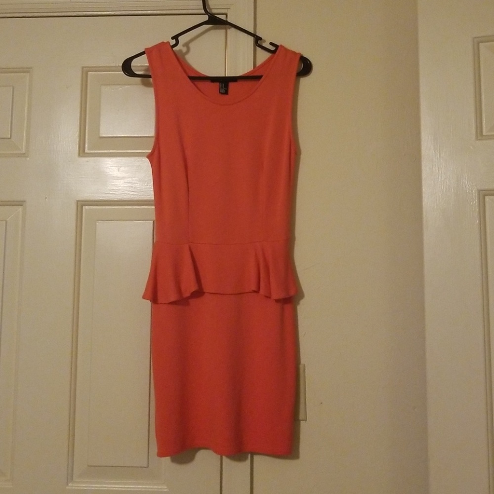 Cute peach colored dress! - Picture 2 of 2